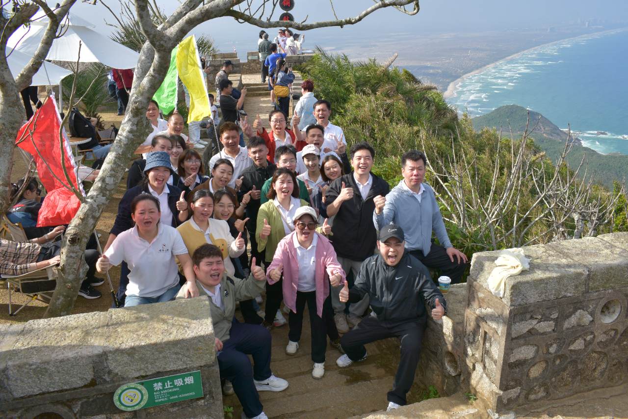琼菜人家办公室爬山团建活动